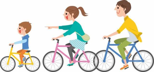 和父母和孩子一起骑自行车
