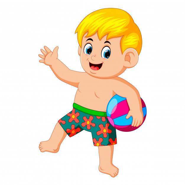 有海滩球的小男孩享受他的假期的