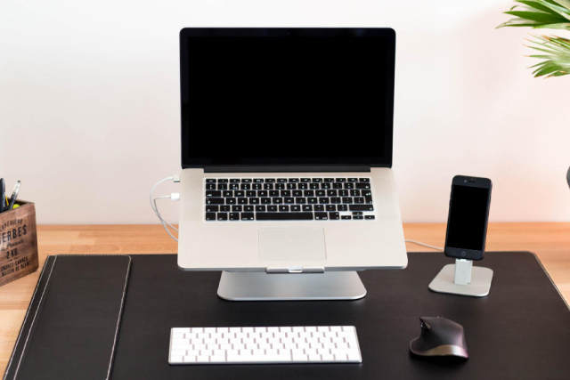 4 Macbook Pro-iPhone PSD模型
