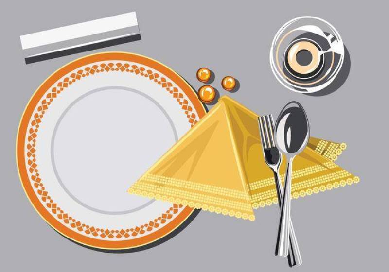 用勺子和叉子和一个餐巾的特写镜头