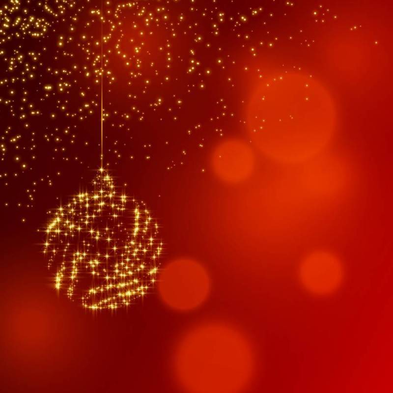 圣诞闪亮的装饰球红色闪光背景上