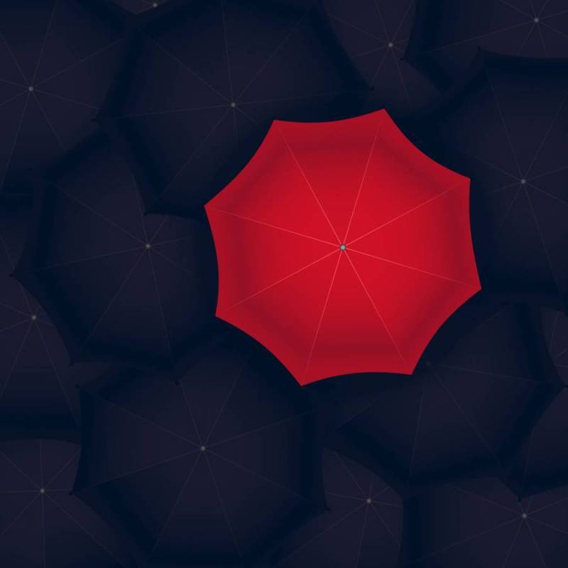 站立在黑色外面的红色伞的概念