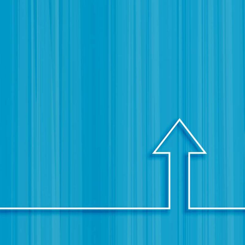 线箭头上升在蓝色背景上的概念