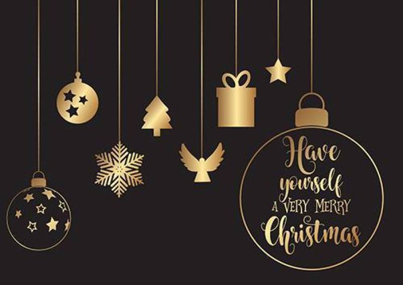 挂着圣诞装饰品