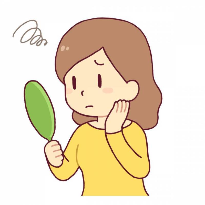 一个女人看镜子