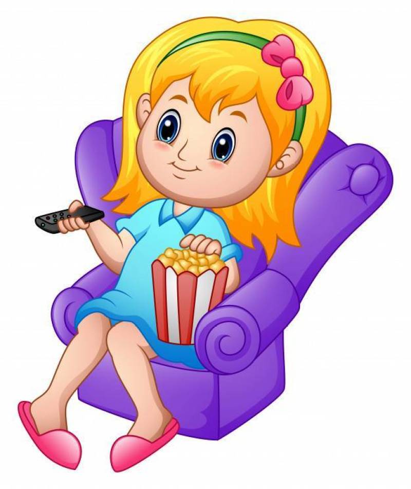 女孩坐看电影和吃玉米花的沙发