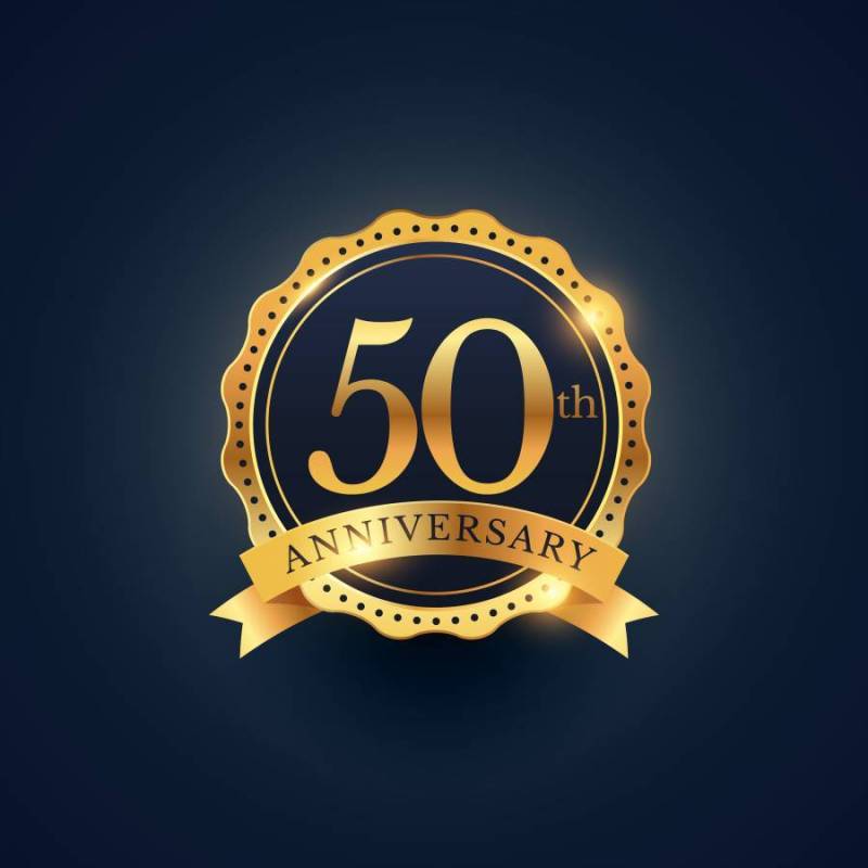 金色的第50周年庆典徽章标签