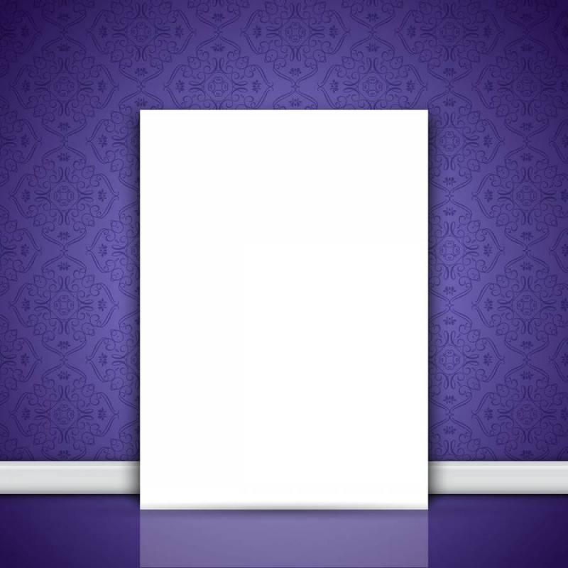 空白的帆布靠在紫色的壁纸