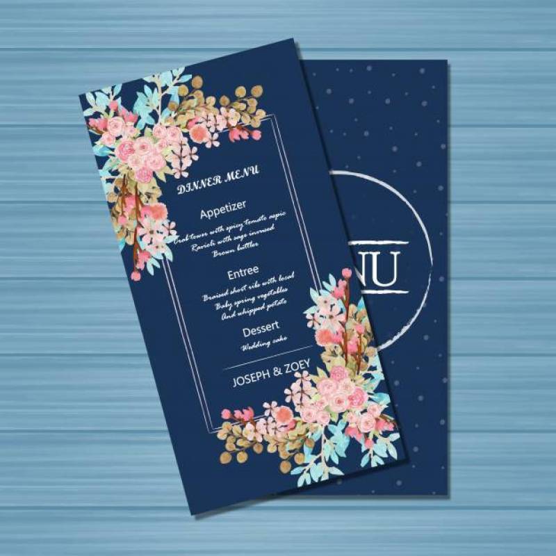 与美丽的花的海军婚礼菜单卡片