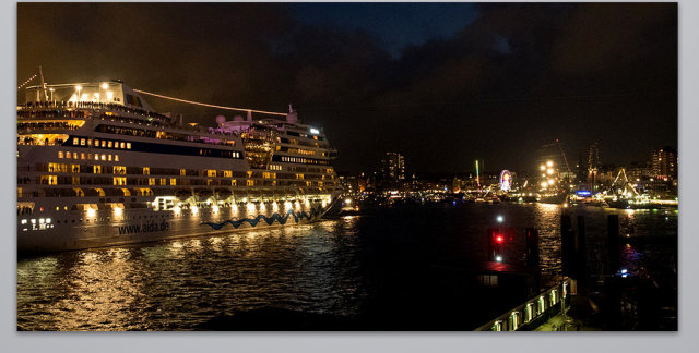 美丽的海边夜晚城市灯光风景背景