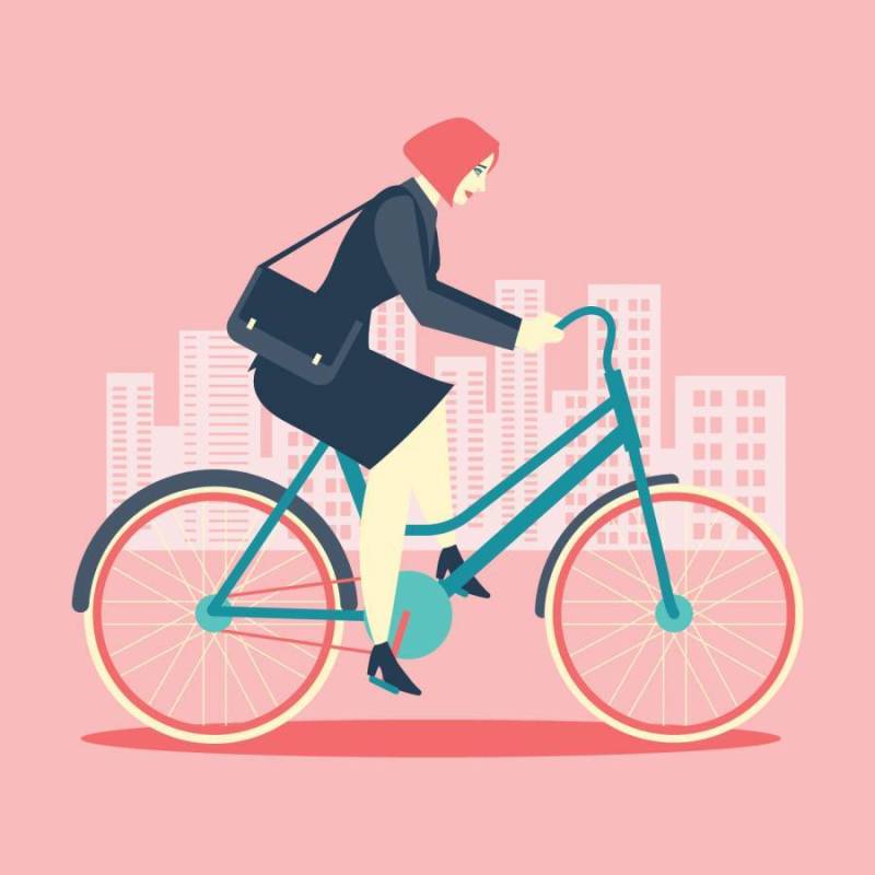 酷女性商人骑自行车到办公室