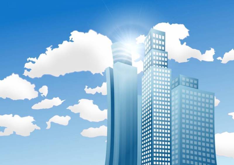 背光办公大楼框架·蓝色的天空侧身