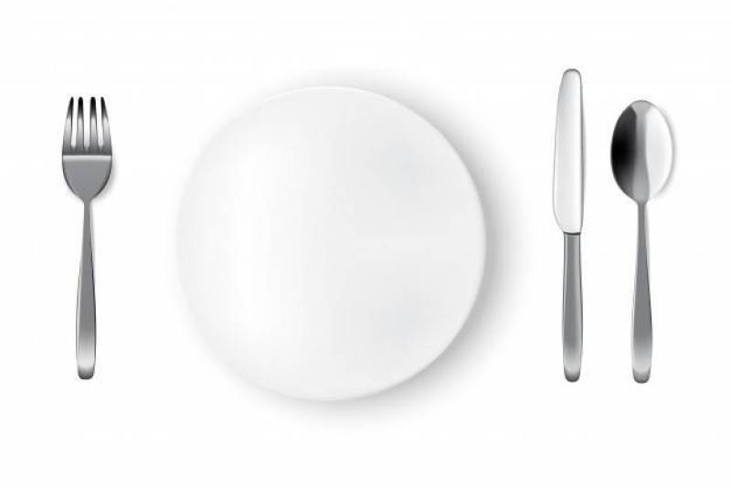 样机现实白色盘子或盘，匙子叉子和刀子在餐桌上食物的
