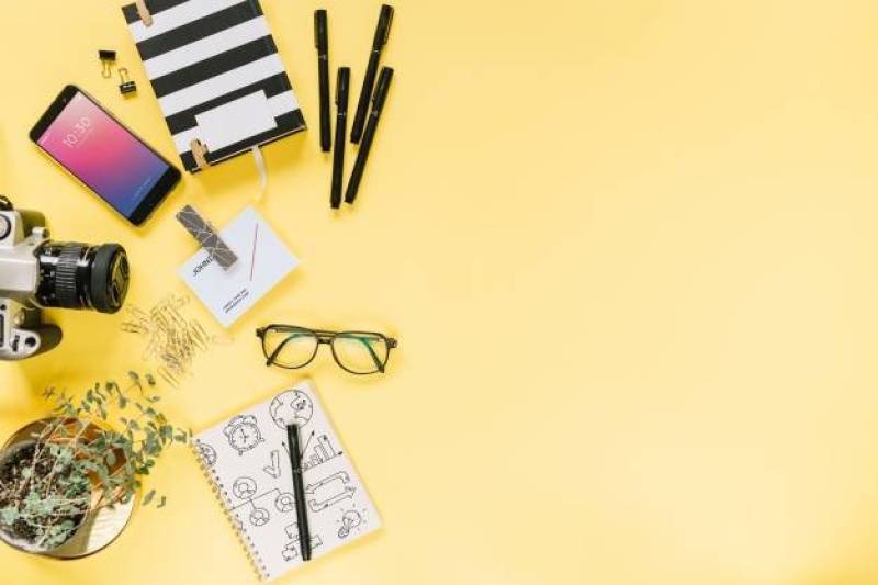 社交媒体和互联网样机与小册子或封面