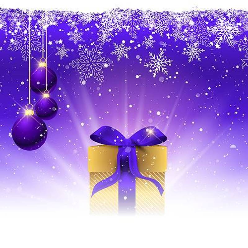 与紫色丝带圣诞礼物依偎在雪中