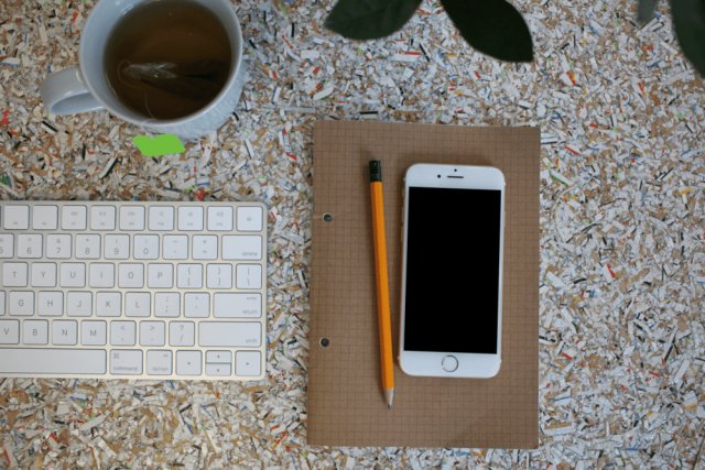 11透视iPhone 6模型在同事的氛围中,Coworking Space Mockups 11透视iPhone 6模型在同事的氛围中,Coworking Space Mockups