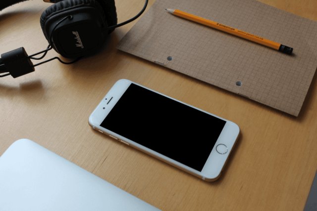 11透视iPhone 6模型在同事的氛围中，Coworking Space Mockups