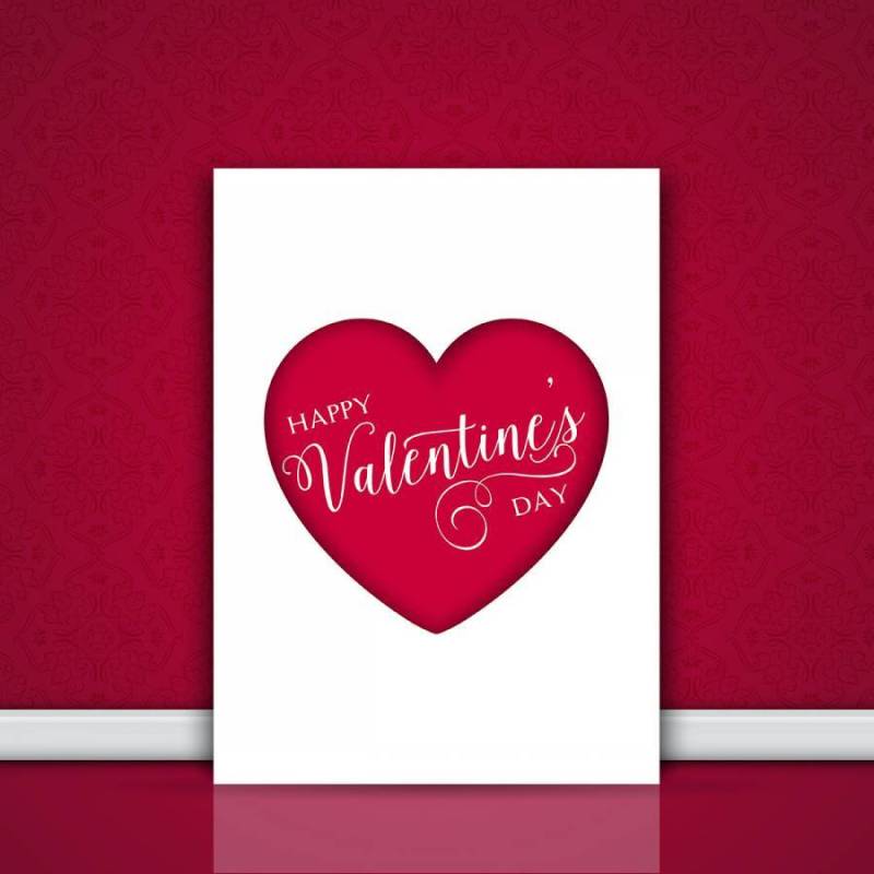 情人节的贺卡靠在墙上