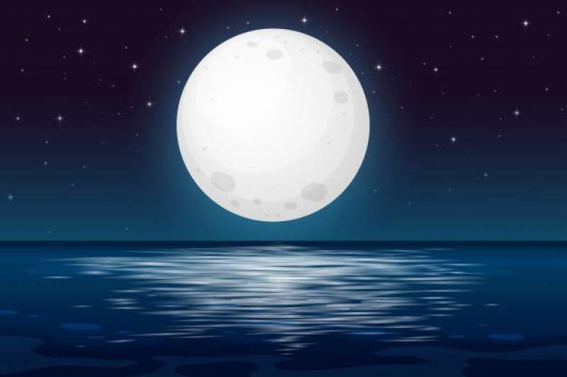满月在海洋的夜晚