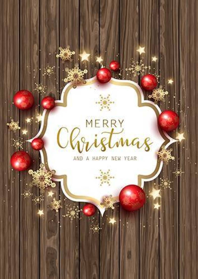 圣诞饰品和木材纹理上的雪花