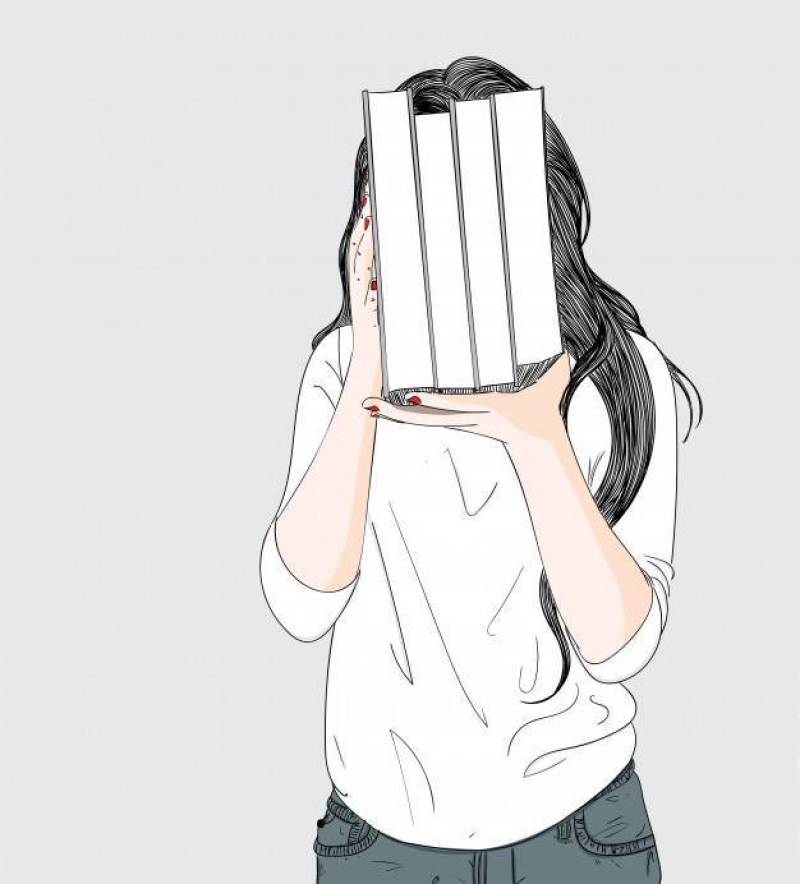 一个女人拿起她喜欢的很多书，她喜欢读书
