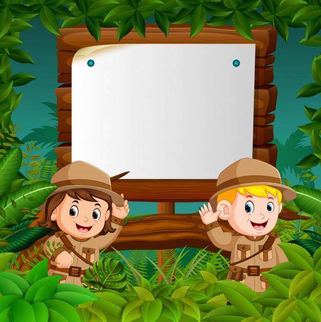 在密林冒险的两个孩子有空白的木背景