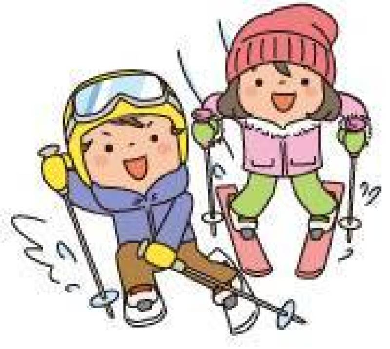 两个孩子滑雪滑雪