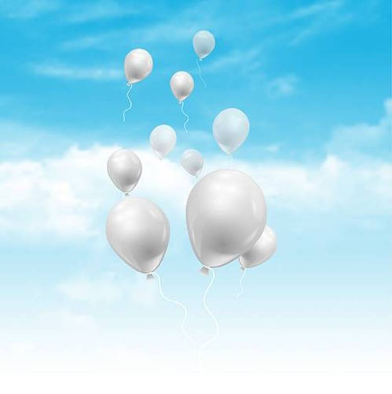 气球漂浮在蓝色的天空，蓬松的白色云彩