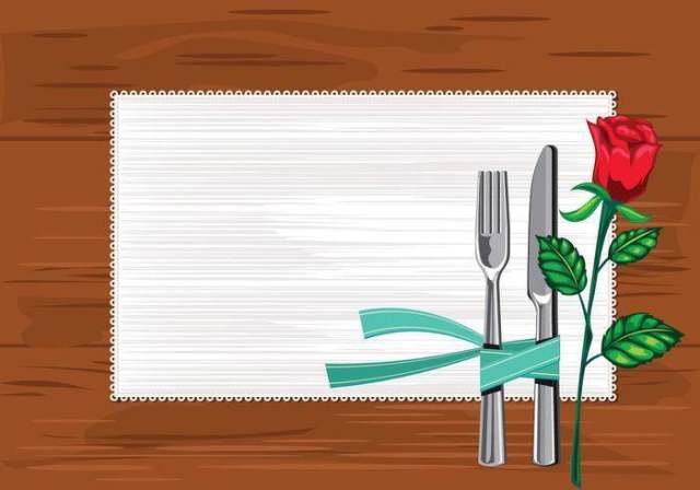 模板关闭板与刀和叉子和餐巾在桌子上