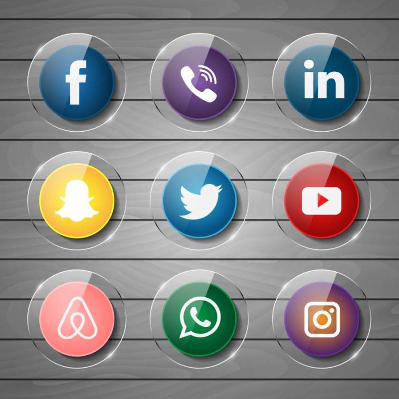 在木头上的社会光泽媒体图标