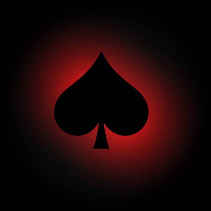 在黑暗的背景与炽热的黑桃符号