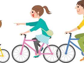 和父母和孩子一起骑自行车