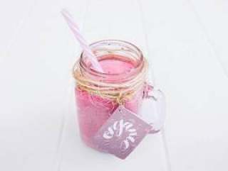 Jar样机与粉红色酸奶