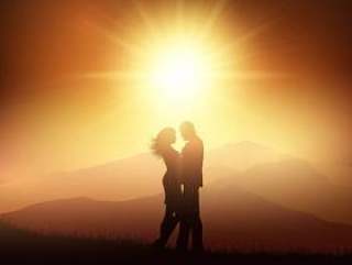 一对夫妇在日落风景的剪影