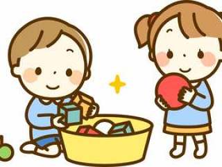 一个女孩和一个男孩清理玩具