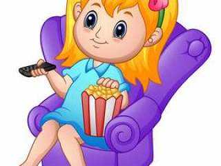 女孩坐看电影和吃玉米花的沙发