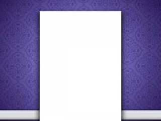 空白的帆布靠在紫色的壁纸