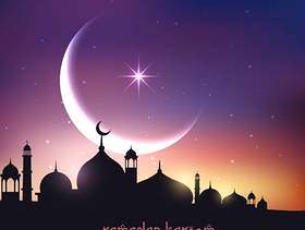 在与新月形月亮和星星的夜空中的清真寺剪影