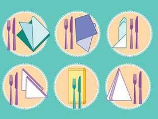 套餐巾或餐巾用叉子和刀子在顶视图上