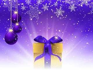 与紫色丝带圣诞礼物依偎在雪中
