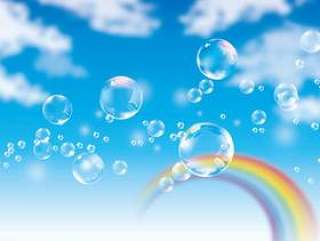 （CMYK）漂浮在蓝天和彩虹的肥皂泡沫