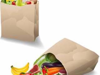 新鲜蔬菜和水果在纸袋