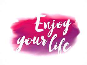 粉红色的水彩墨迹染上“享受你的生活”信息