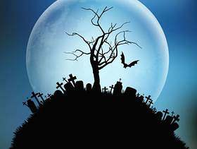 幽灵般的万圣节树对月球